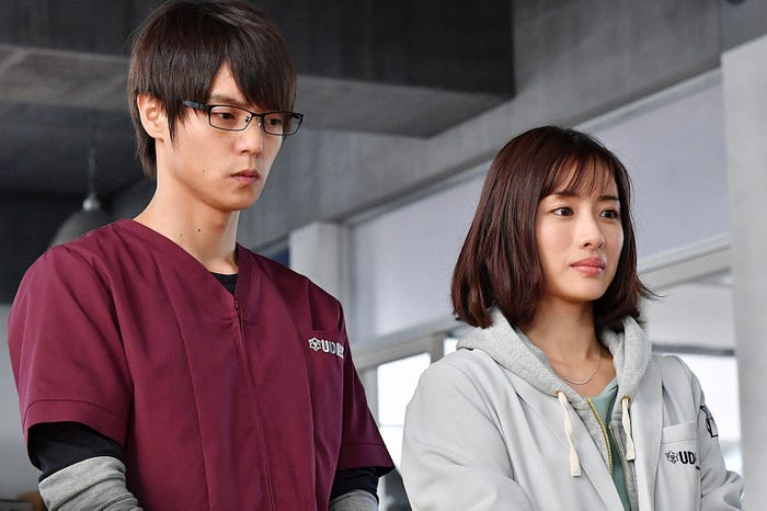 窪田正孝、石原さとみ/「アンナチュラル」第3話より(C)TBS