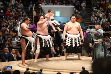 大相撲 豊昇龍「太刀持ちは肩にくる」、大の里は照ノ富士3歳息子を抱き「重かったですね」元照ノ富士土俵入りで豪華競演