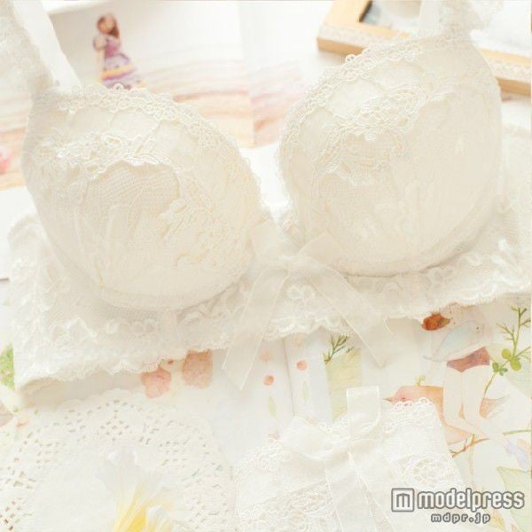 レースフリルブラ＆ショーツ「AKKISTORE」5,327円（税込）