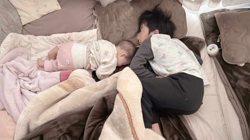 辻希美、寝不足も吹き飛ぶ‟兄妹の添い寝ショット”を公開「可愛すぎた」