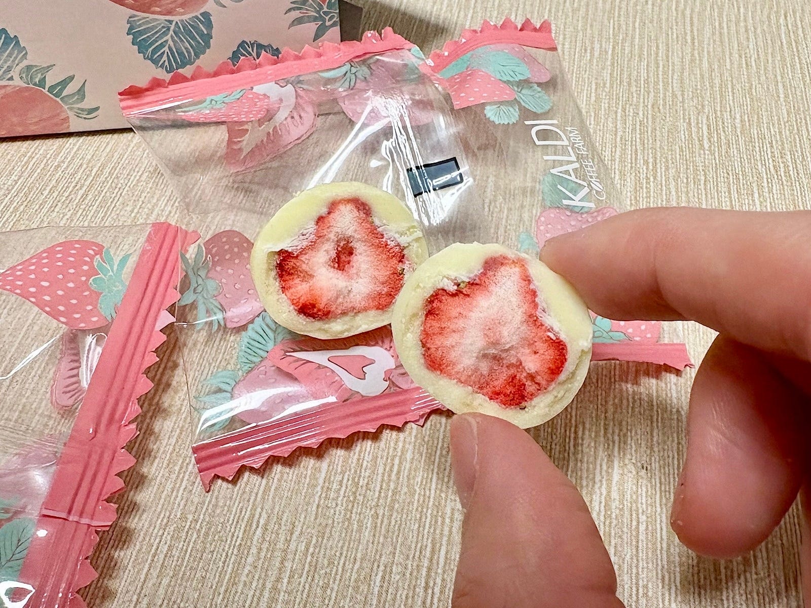 1箱に3個入り。ホワイトチョコの中には、ぜいたくにいちごがまるっと1つ入っています！