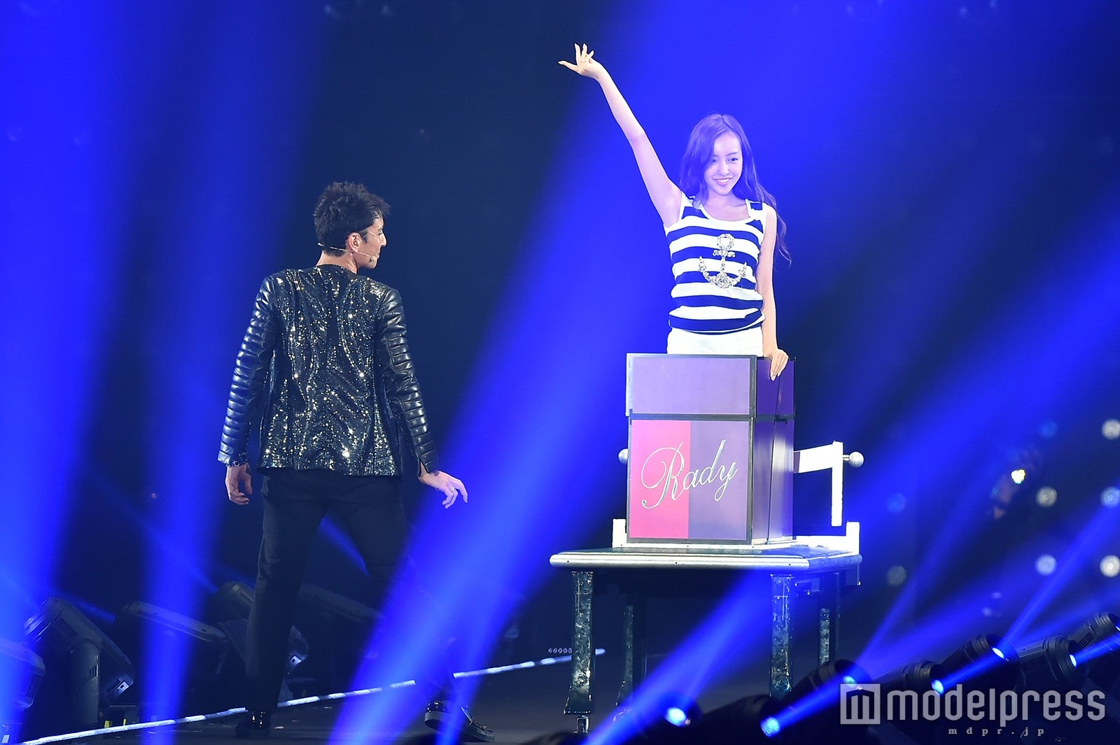 板野友美、箱から飛び出しサプライズ登場！3万人がどよめく＜TGC2016 S／S＞