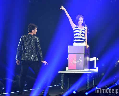 板野友美、箱から飛び出しサプライズ登場!3万人がどよめく<TGC2016 S/S>