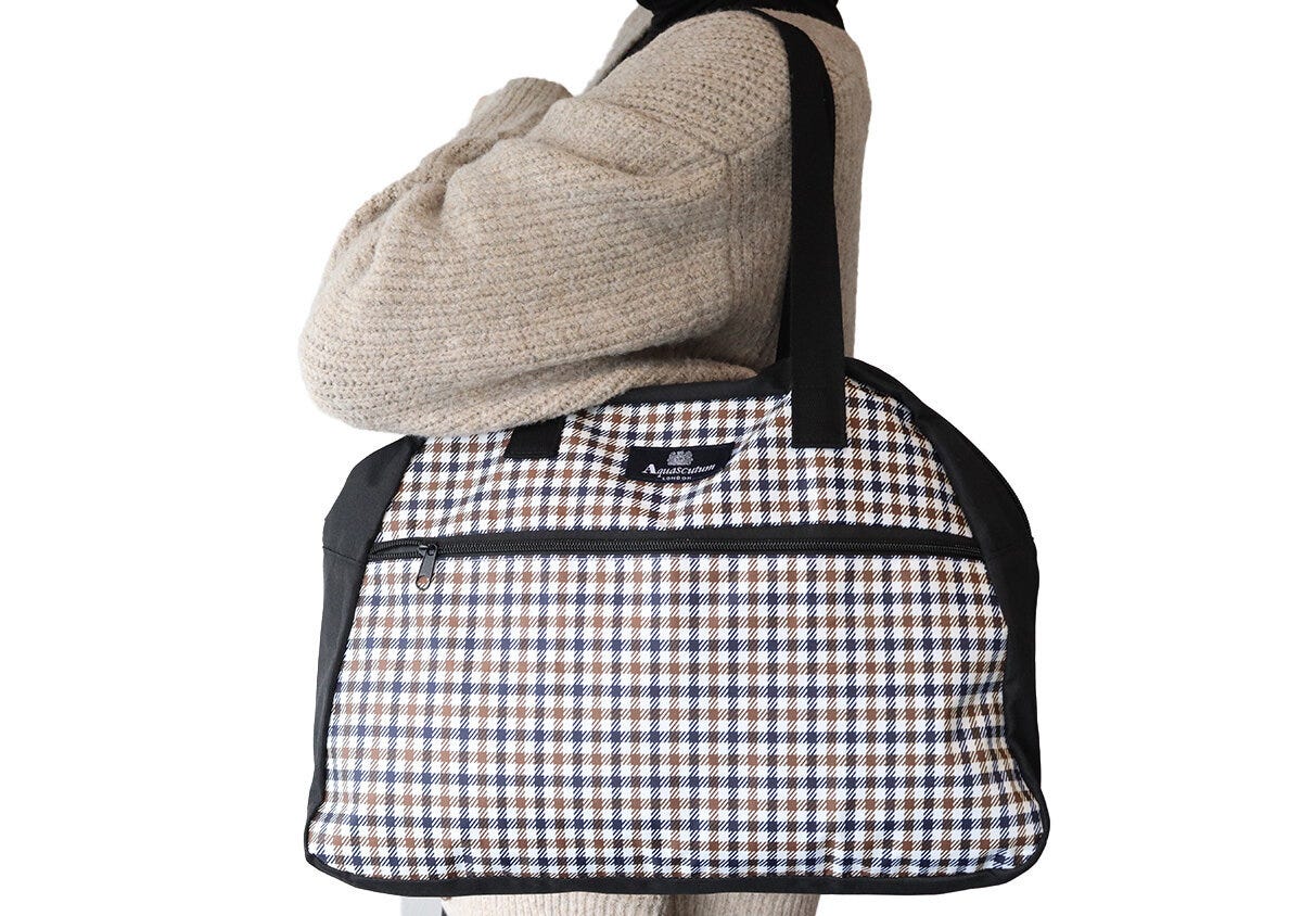 宝島社雑誌付録ＧＬＯＷ3月号のアクアスキュータムの大容量ボストンバッグ2