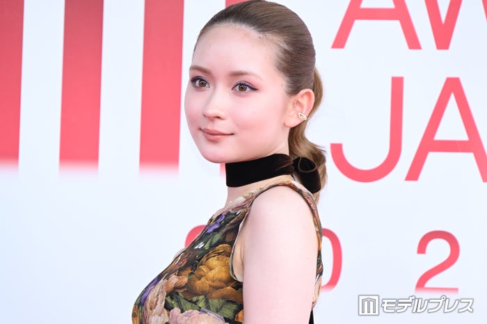 畑芽育、ノースリーブドレスで美肌輝く 中島健人と「MAJ2026」アンバサダー務める【MAJ2026】