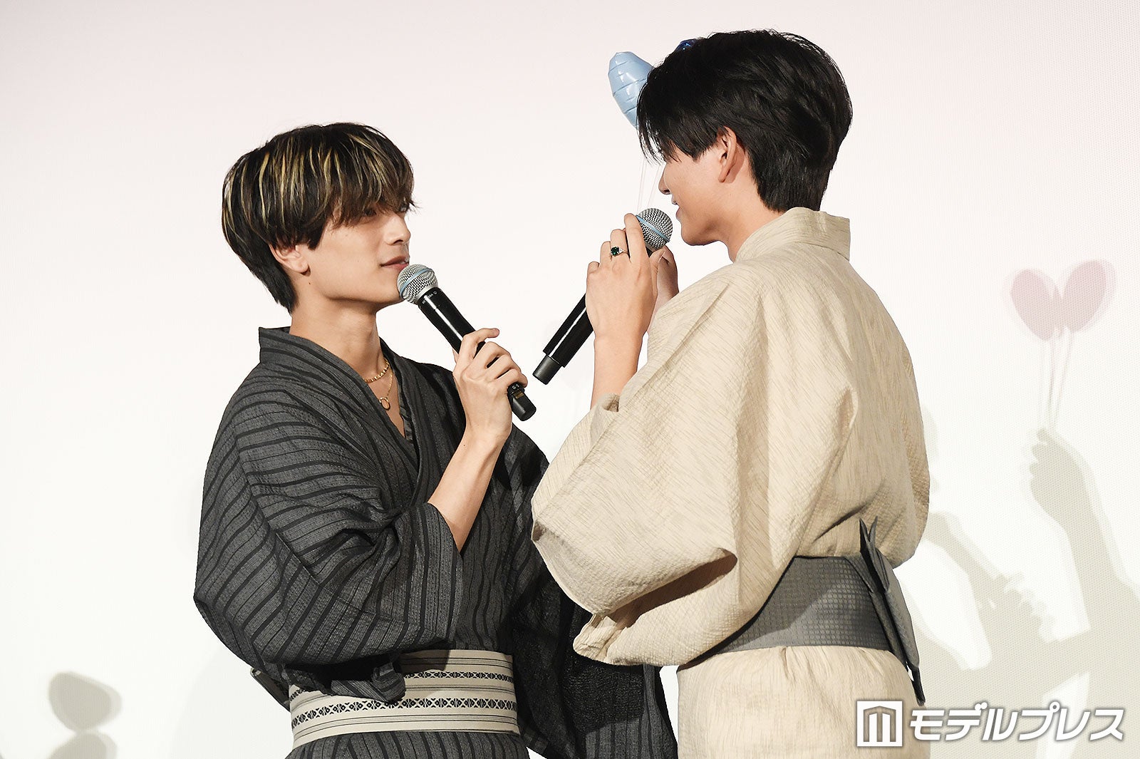 終始イチャつく高橋恭平＆岩瀬洋志（C）モデルプレス
