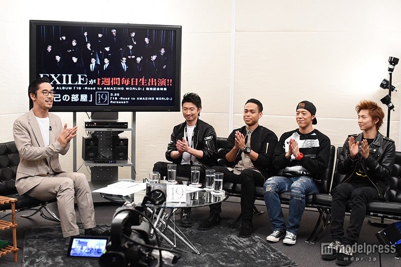 （左より）小林直己、MAKIDAI、NESMITH、世界、佐藤大樹／「EXILEが毎日生出演『19 -Road to AMAZING WORLD-』アルバム発売特番 ～直己の部屋～」25日放送回より