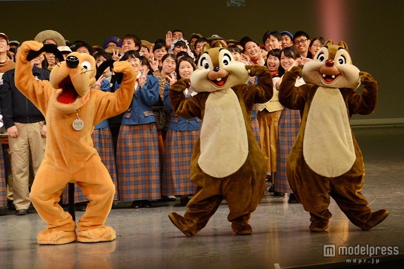 受賞者とキャラクターによる記念撮影／プルート、チップ、デール