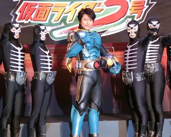 及川光博 仮面ライダー3号のマスクオフ姿を披露 スーツを着たらミッチーじゃいられない モデルプレス