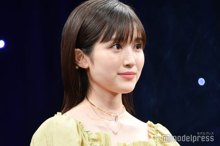 黒髪の福本莉子(C)モデルプレス