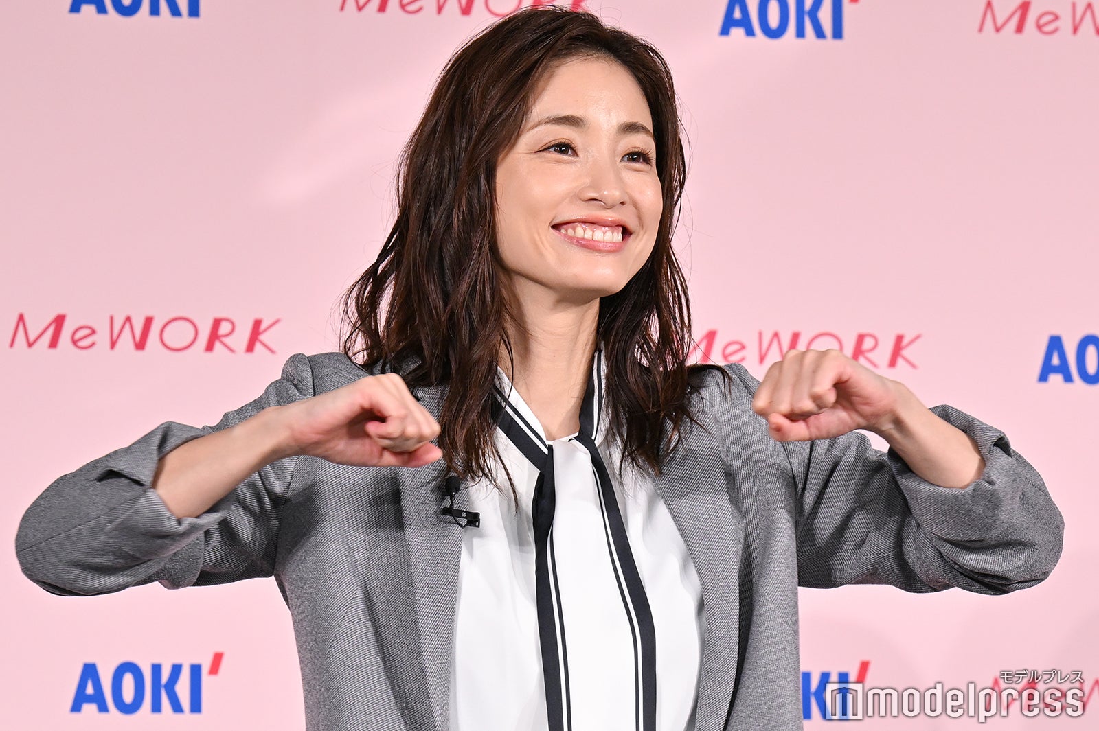 ストレッチ体験する上戸彩（C）モデルプレス