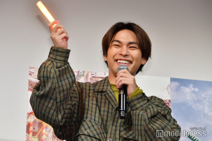 サイリウムを嬉しそうに振る柳楽優弥 (C)モデルプレス