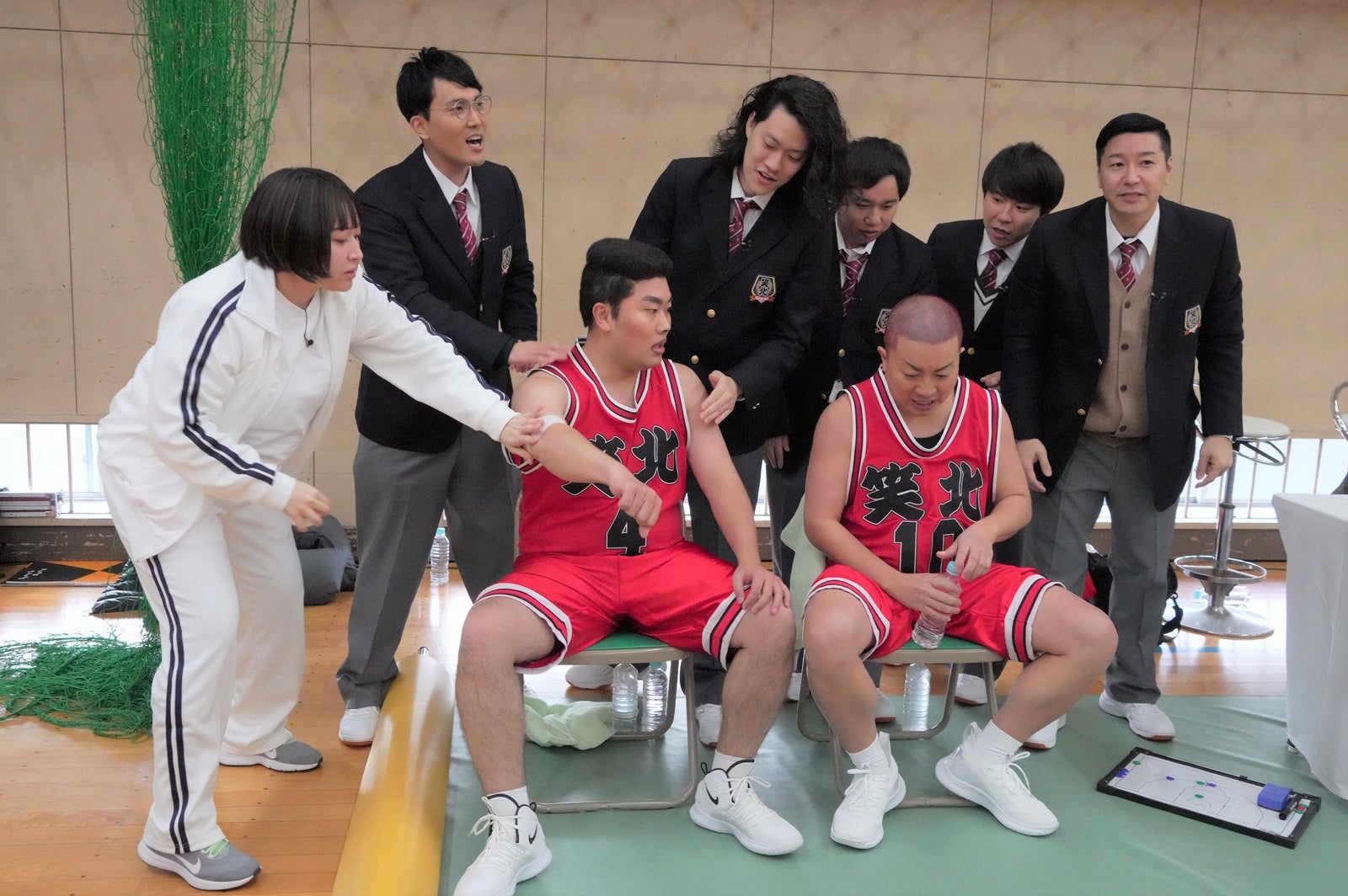 （左から時計回りに）丸山礼、菊田竜大、粗品、せいや、秋山寛貴、長田庄平、松尾駿、岡部大（C）フジテレビ