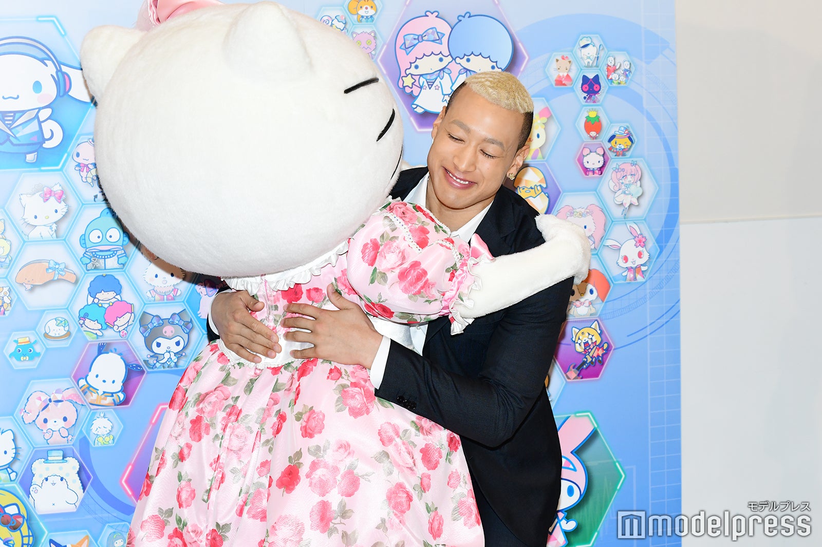 ハローキティとハグする関口メンディー（C）モデルプレス