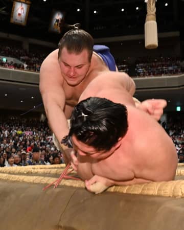 「梵字かと思ったら」「うぉ～」新大関安青錦が白星発進 ど派手化粧まわしにネット注目「派手派手」「YES！」