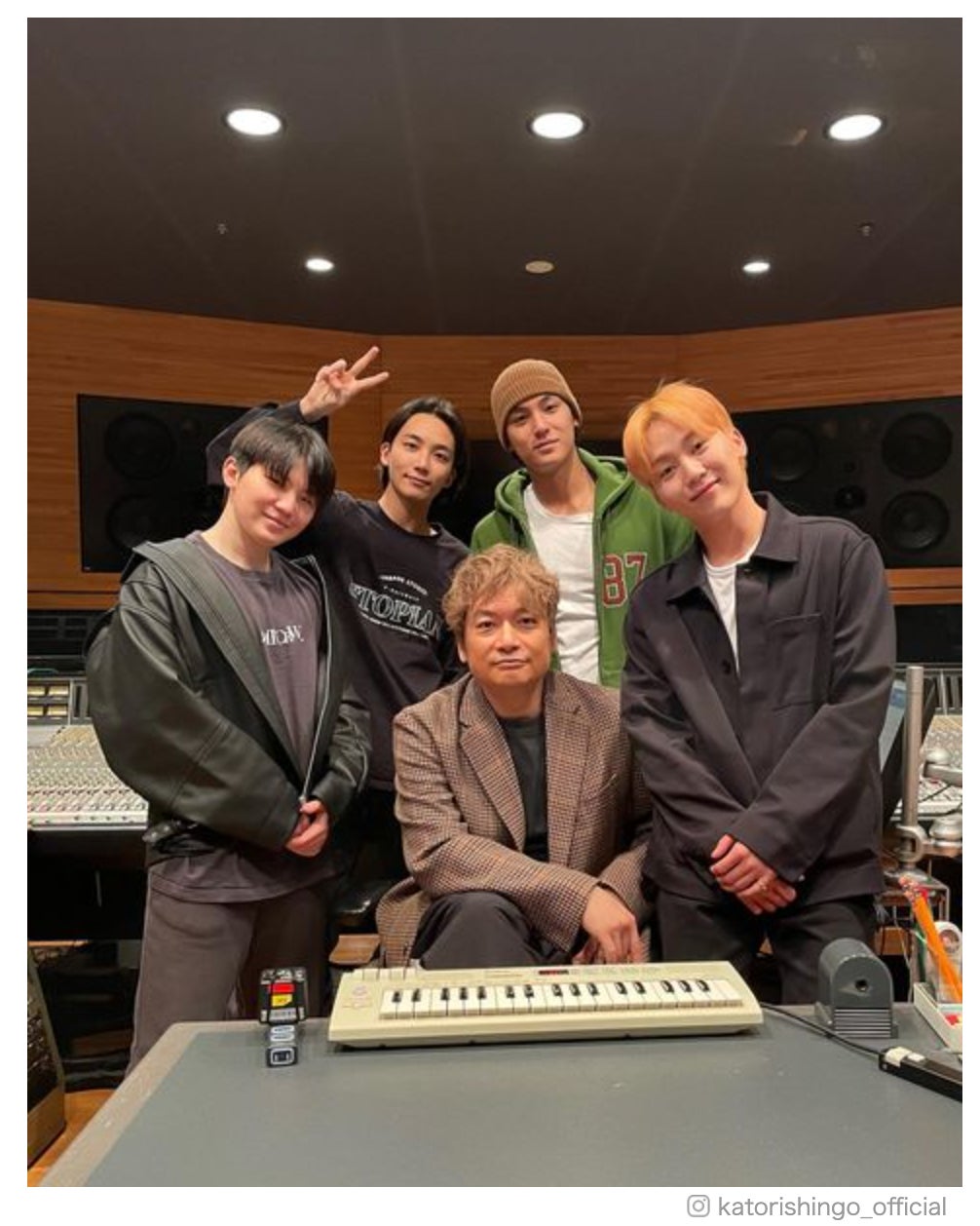 香取慎吾、楽曲共同制作中・SEVENTEENとのオフショット公開「豪華すぎる」「思わず拍手」と反響