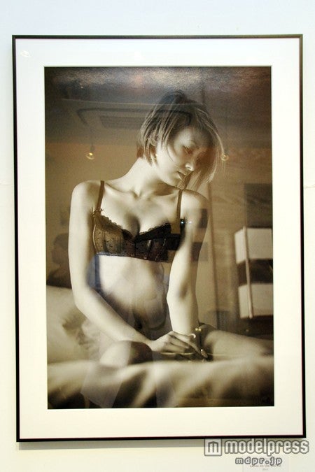 南明奈／写真展「akina-mono-chrome」より