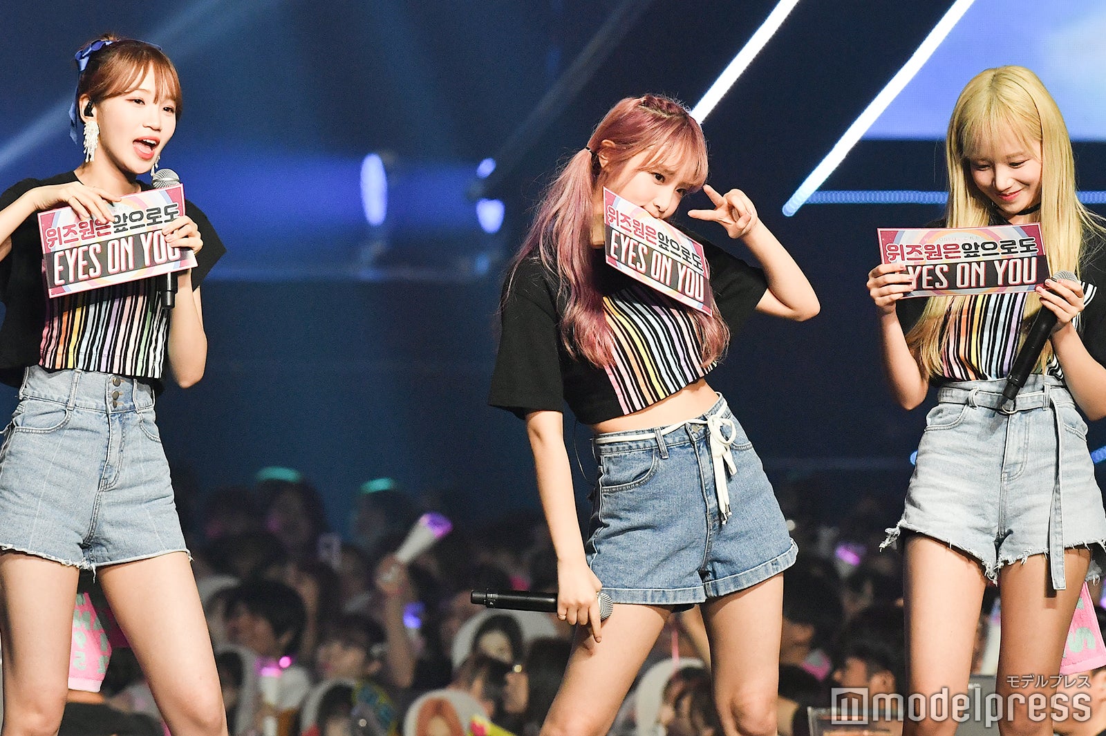 スローガンで遊ぶキム・チェウォン、チェ・イェナ、チョ・ユリ（C）モデルプレス 