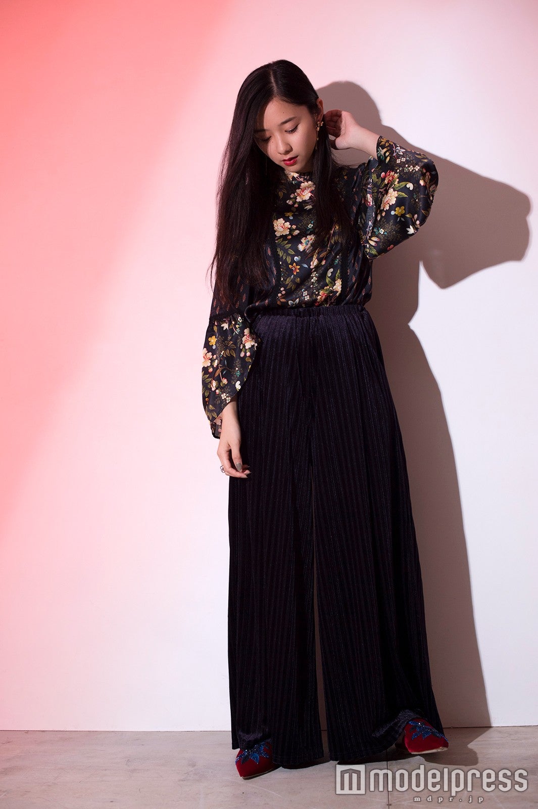 大人っぽい衣装が似合う（C）モデルプレス