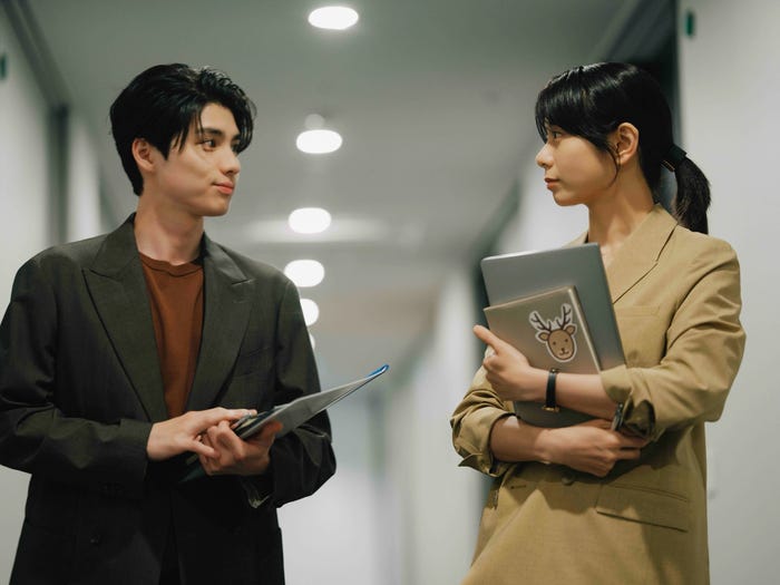 本田響矢、森カンナ(C)「彩香ちゃんは弘子先輩に恋してる」製作委員会・MBS/第2話より