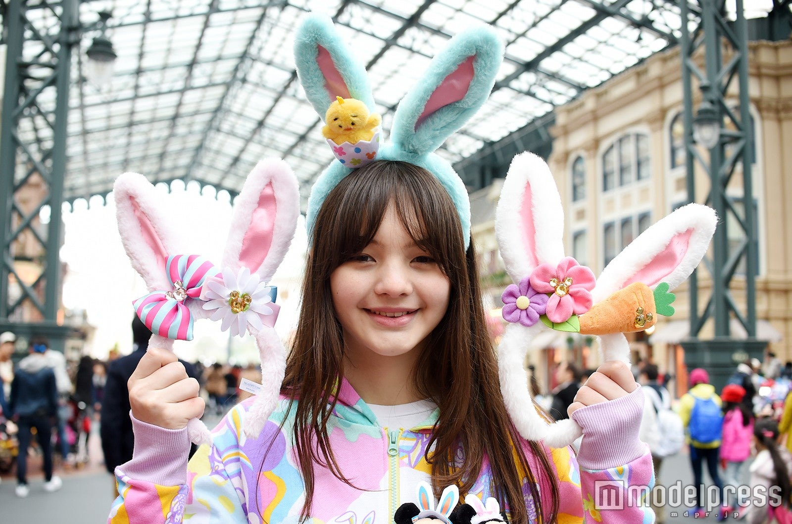 “うさみみ”カチューシャ（カチューシャのみ￥1,300）／（モデル：藤田エミリ）／（C）モデルプレス