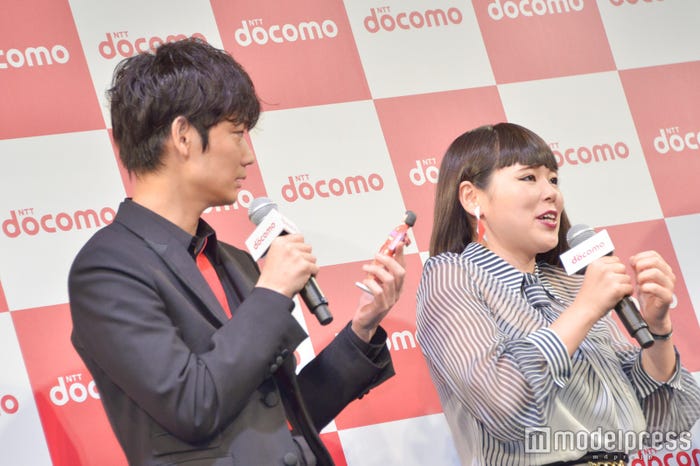 こっそりと見比べる (C)モデルプレス