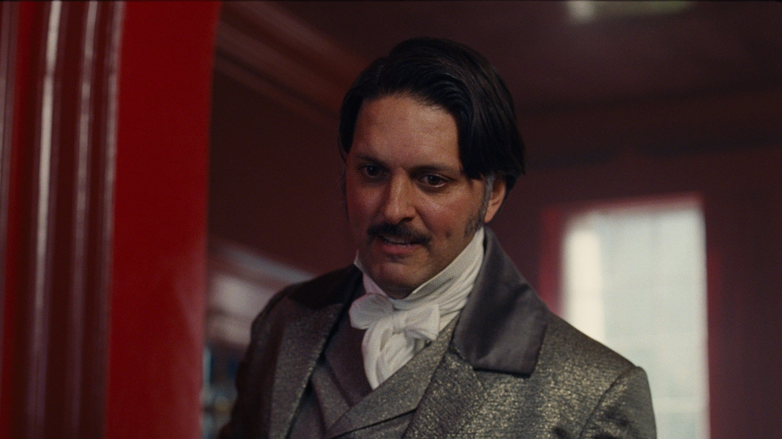 エドガー（シャザド・ラティフ）（C）2026 Warner Bros. Entertainment Inc. All Rights Reserved.