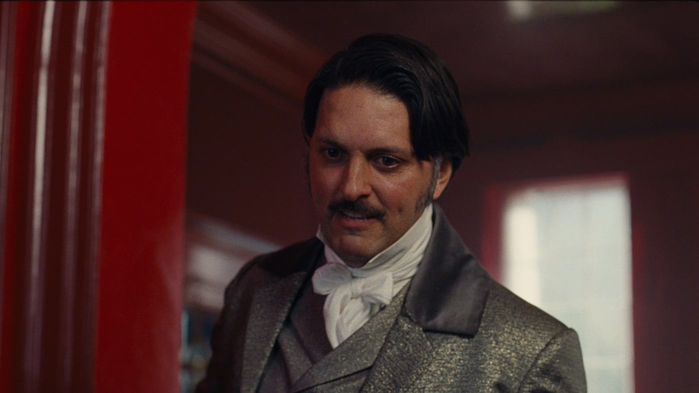 エドガー(シャザド・ラティフ)(C)2026 Warner Bros. Entertainment Inc. All Rights Reserved.