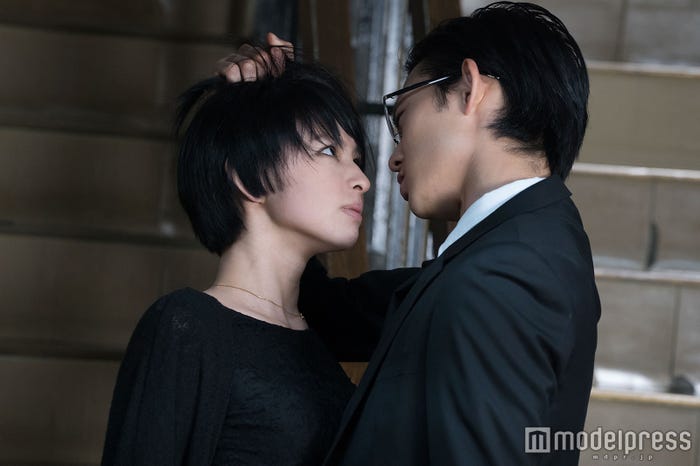 鋭い睨みをきかせる日南響子(C)2015東映ビデオ