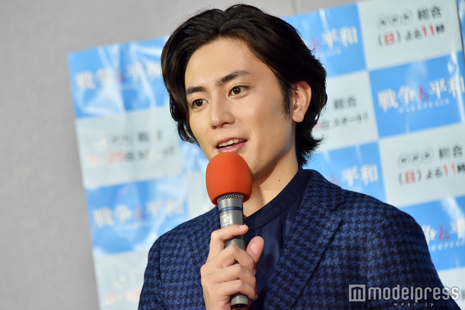 集まった報道陣に「台風かもしれなかったのに、お越しいただきありがとうございます」とあいさつし、場を和ませた（C）モデルプレス