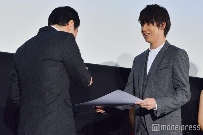 “公開記念証書”を受け取る松尾太陽(右) (C)モデルプレス