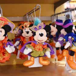 「ハロウィーン・デイドリーム　スケルトン・サプライズ」のぬいぐるみバッチ（左から）ミニーマウス、ミッキーマウス、グーフィー／東京ディズニーシー