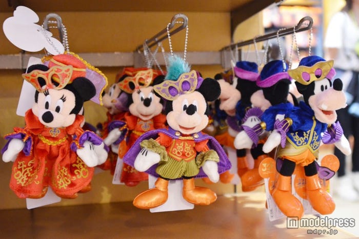 「ハロウィーン・デイドリーム スケルトン・サプライズ」のぬいぐるみバッチ(左から)ミニーマウス、ミッキーマウス、グーフィー/東京ディズニーシー