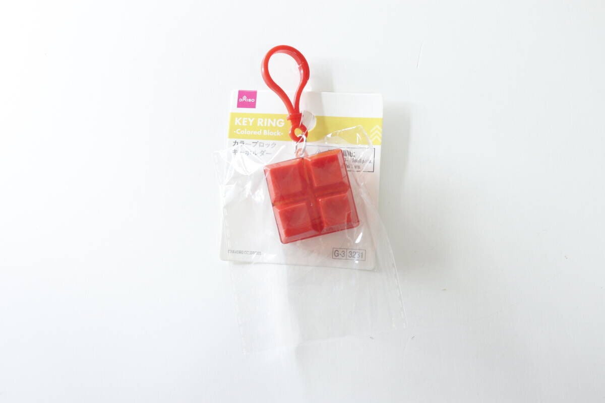 透明なパッケージに入った赤いカラーブロックキーホルダー 透明なパッケージに入った赤いカラーブロックキーホルダー