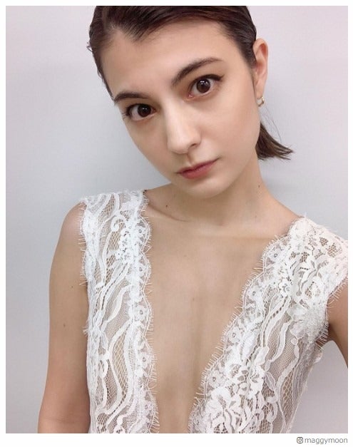マギー、胸元ざっくり大胆SEXYショットに反響「ドキっとする」「憧れのスタイル」