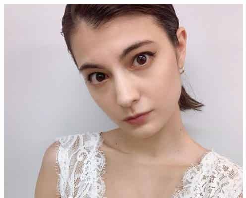マギー、胸元ざっくり大胆SEXYショットに反響「ドキっとする」「憧れのスタイル」
