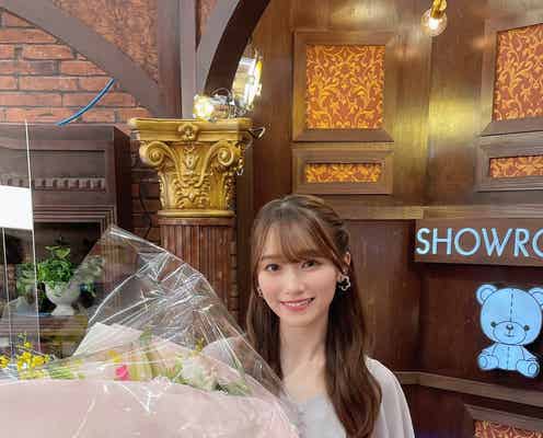 櫻坂46守屋麗奈、写真集が“発売前重版”でファンに感謝 サイリウムカラーの花束で祝福も<1st写真集「笑顔のグー、チョキ、パー」>