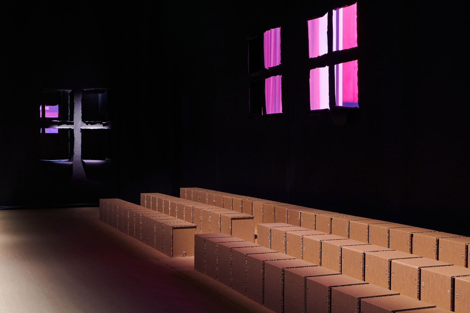 「TOUCH OF CRUDE」ショースペース（提供写真）