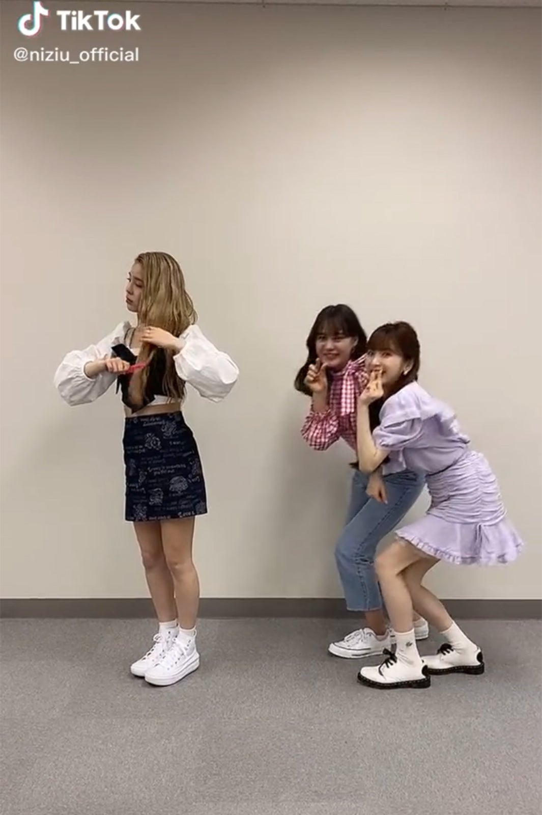 NiziUミイヒ＆ニナ、マコにいたずら？「マンネコンビ尊い」「可愛すぎ」とコメント続々