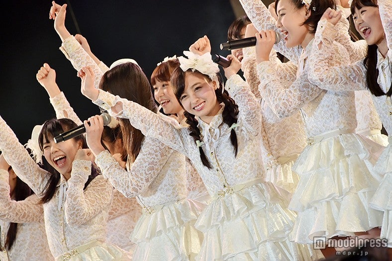 橋本環奈（中央）らRev.from DVL