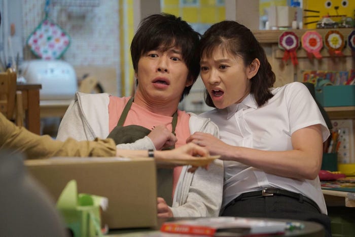 田中圭、篠原涼子/「民衆の敵」第2話より(C)フジテレビ