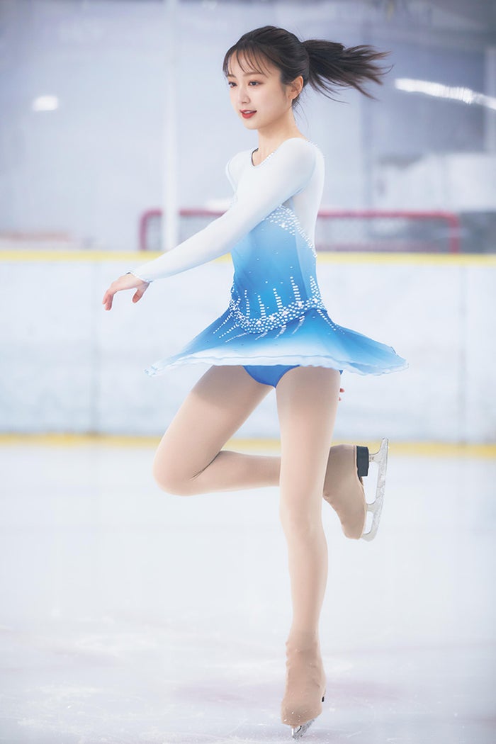 フジ佐久間みなみアナ、本格衣装でフィギュアスケート披露 美脚輝く裏表紙カット解禁【1stフォトブック「みなみから」】