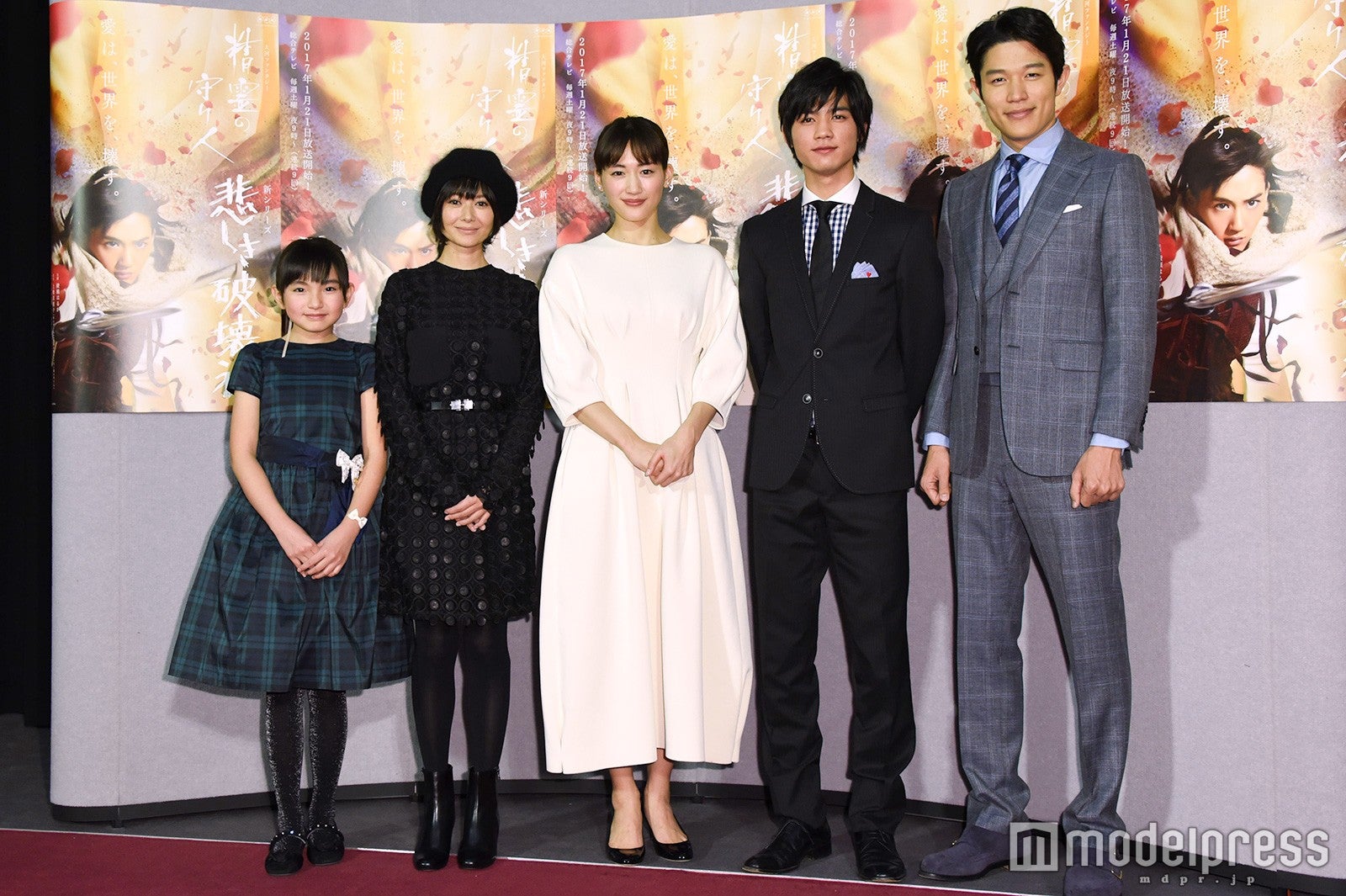 （左から）鈴木梨央、真木よう子、綾瀬はるか、板垣瑞生、鈴木亮平（C）モデルプレス