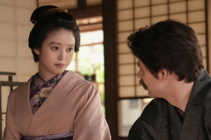 高石あかり、トミー・バストウ「ばけばけ」第111話(C)NHK