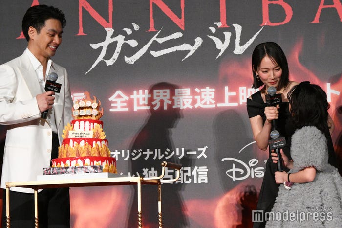 サプライズで祝福される柳楽優弥、お祝いのコメントを相談する吉岡里帆&志水心音(C)モデルプレス