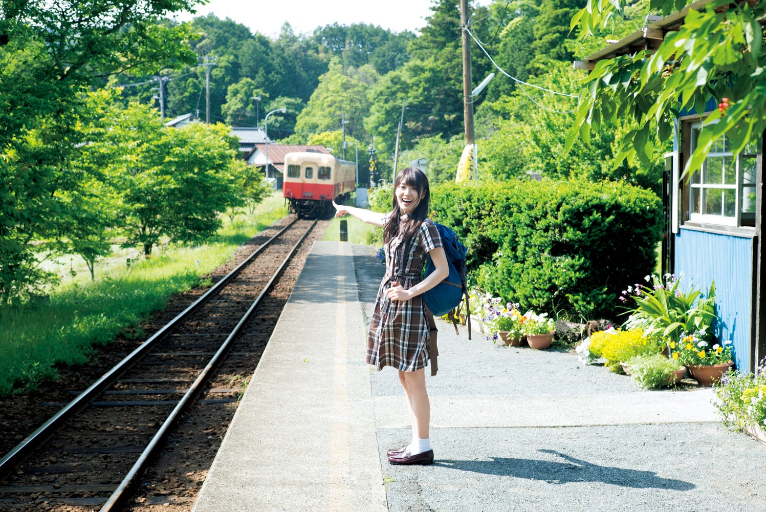 「高山一実写真集 恋かもしれない」誌面カット／画像提供：学研プラス