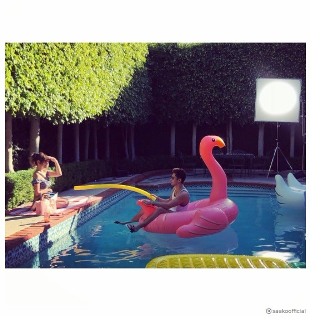 紗栄子、水着姿でオースティン・マホーンとじゃれあい キュートなショットに反響