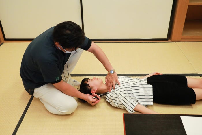 澤田大筰氏によるボディケア(提供画像)