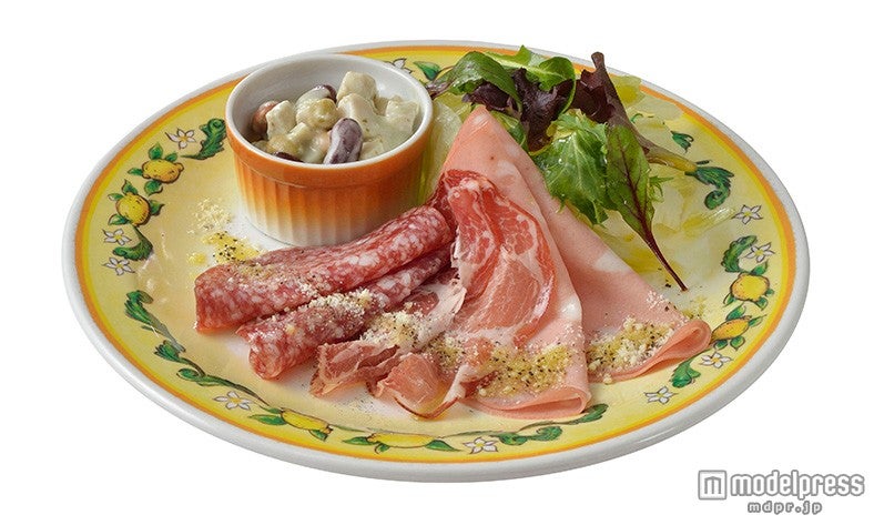 イタリアンサラミの盛り合わせ¥1260／（C）Disney