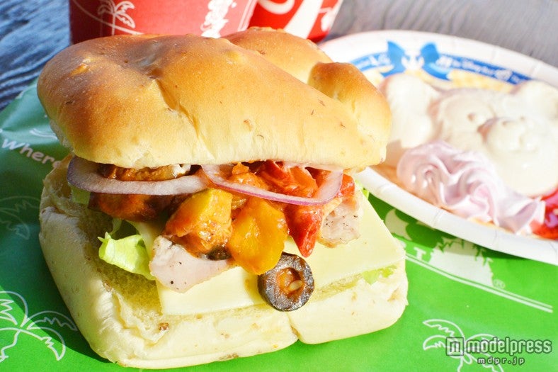 たっぷりのラタトゥイユが入ったサンドウィッチ